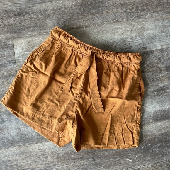 EVEREVE Shane Caramel Brown Tie Waist Paper-bag Shorts - Picture 10 of 11